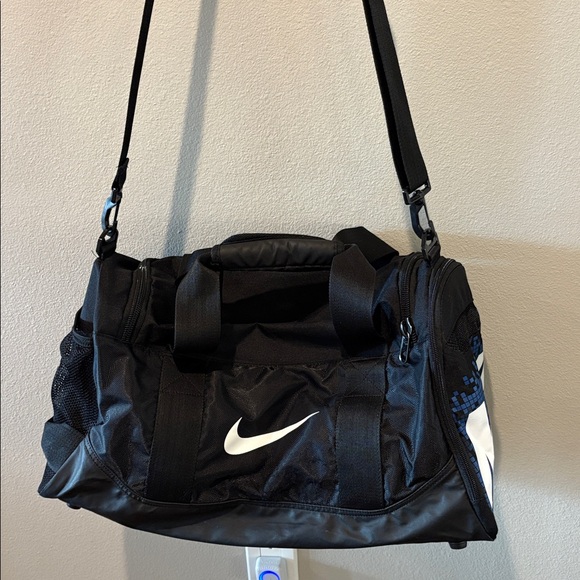 NIKE Gym Duffel Tote Bag. Black/White. Handles & Shoulder Strap. CLEAN—EUC - Picture 1 of 10